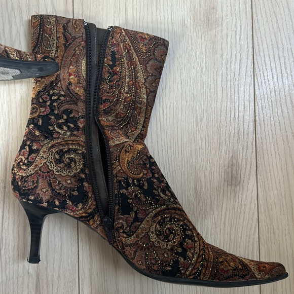 Predictions barely worn brown paisley boot size 8 - Picture 2 of 2
